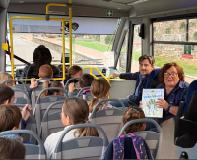 lettura animata sullo scuolabus con nonna Gisella (Fonte foto Comunicato Comune di San Casciano in Val di Pesa)