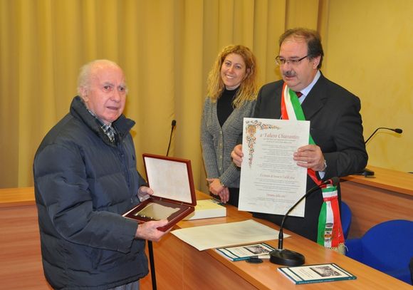 Faliero Chiarantini riceve il premio dal sindaco di Incisa Fabrizio Giovannoni e dall’assessore Tamara Ermini