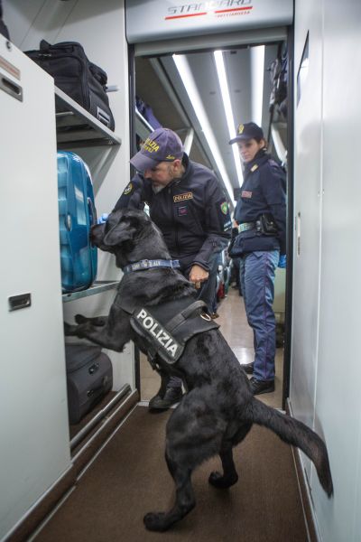 Controlli straordinari della Polizia in stazione e sui treni in vista di Expo 2015 (Foto Massimo Sestini)