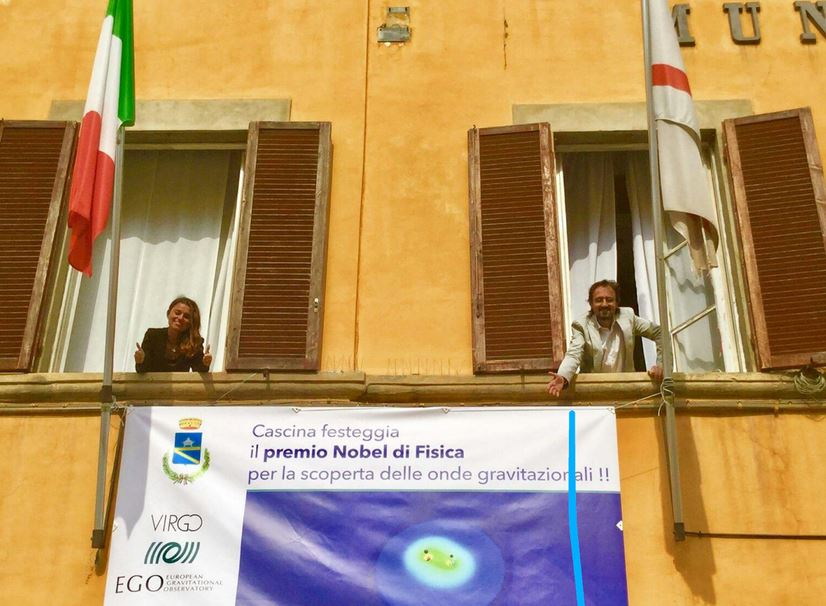Il sindaco Susanna Ceccardi (sx) e l'assessore Luca Nannipieri (dx) accanto allo striscione che è stato appeso sulla facciata del municipio di Cascina