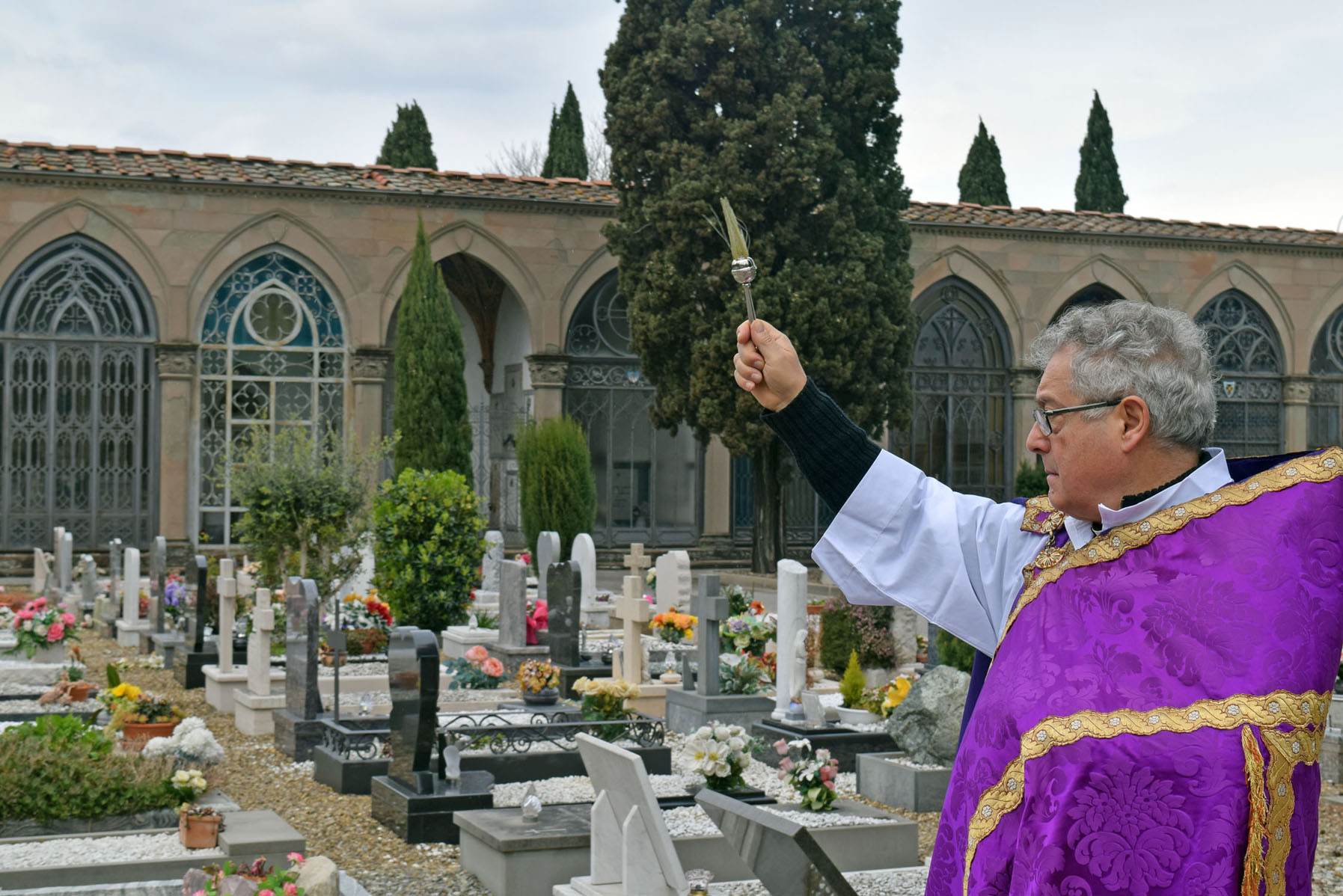 Vescovo Nerbini benedice il cimitero Prato