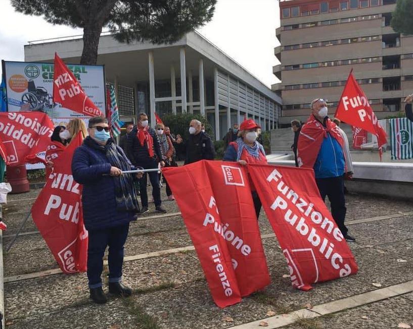 Manifestazione della Cgil davanti all'ospedale di Torregalli