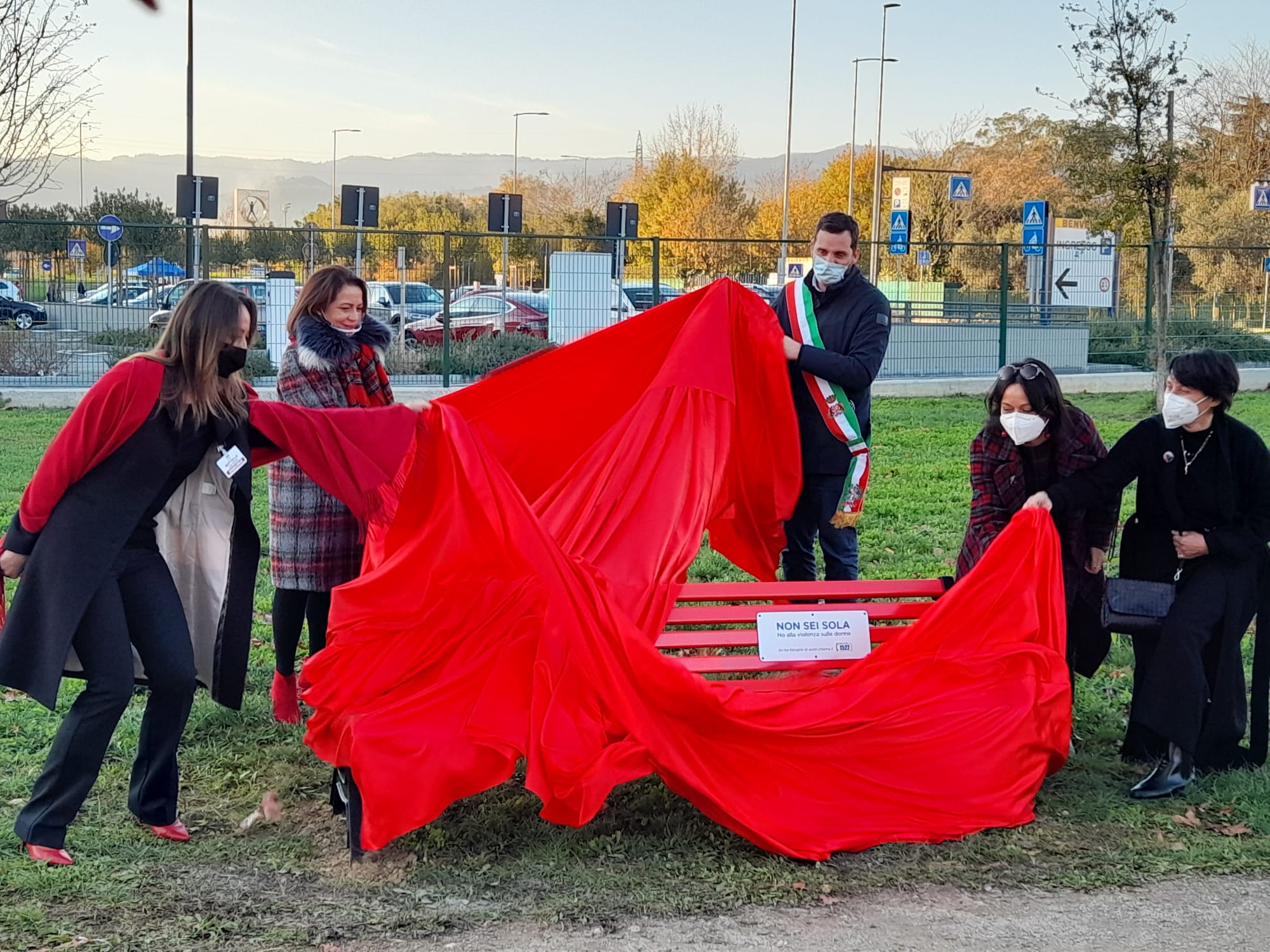L'inaugurazione della panchina rossa nel parco cittadino Oriana Fallaci di Pistoia (Foto da comunicato)