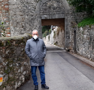 Nella foto l'assessore Giuseppe Forastiero, alla porta del borgo della Rocca, indica il segno che indica il cammino di San Jacopo