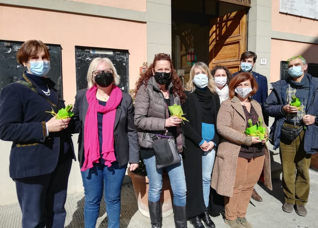 Volontarie del trasporto sociale davanti al Comune a San Casciano