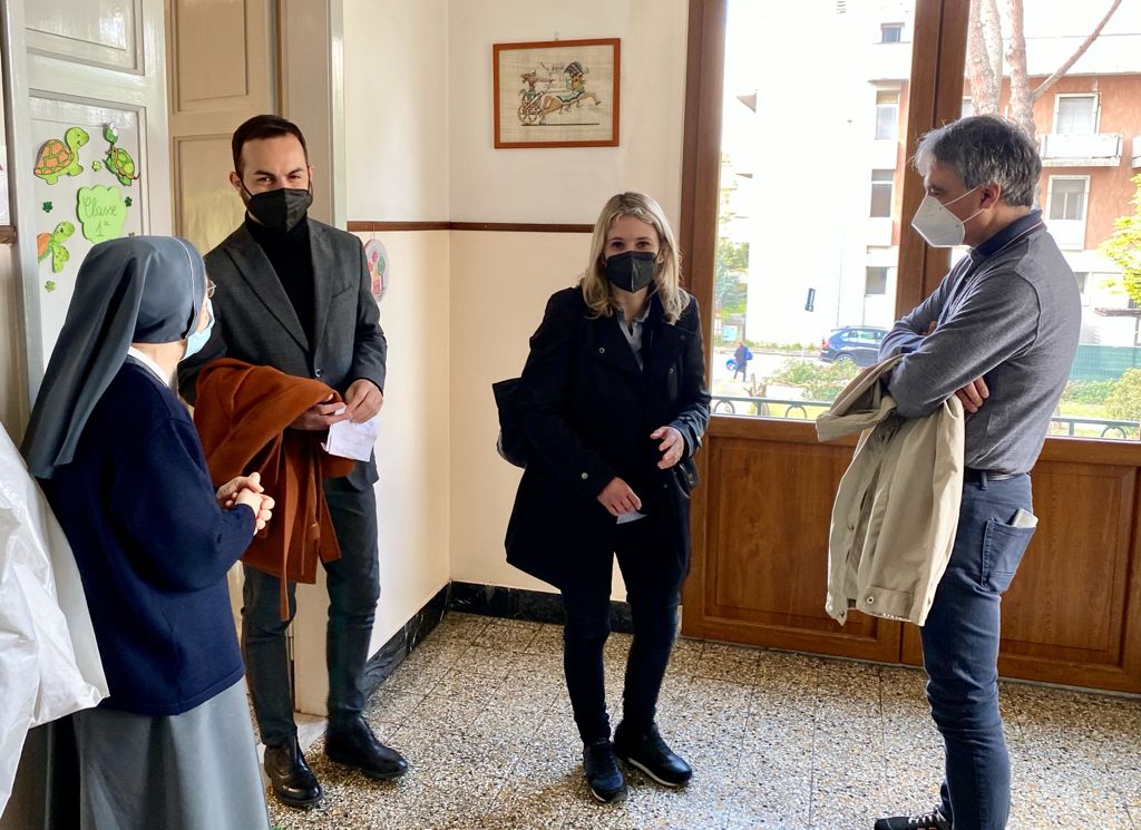 Il sindaco Bagni e l'assessore Cucini durante la consegna del libro a uno degli istituti (Fonte foto Comune di Certaldo)