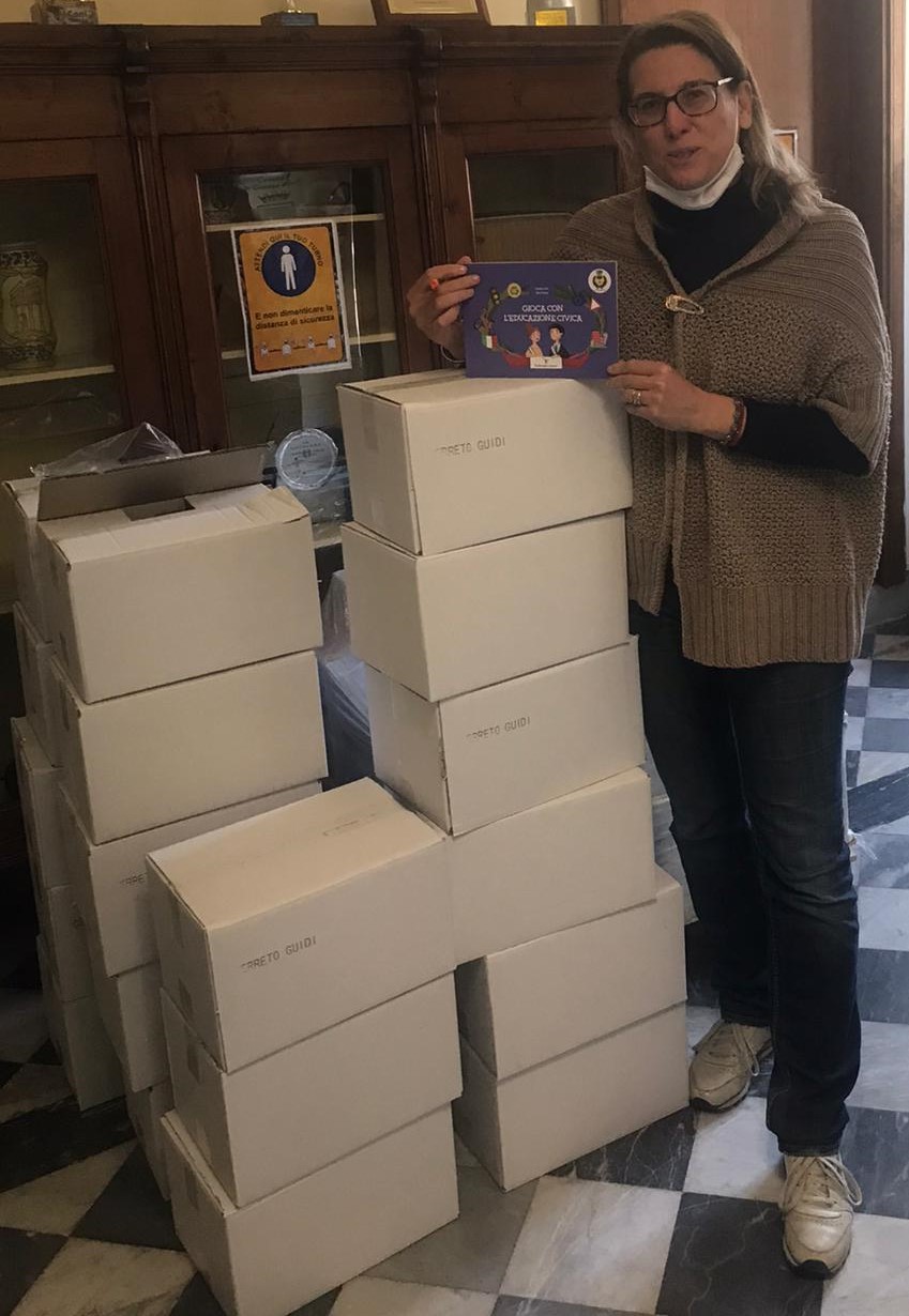 Il sindaco Simona Rossetti con le scatole di libri (Fonte foto Comune di Cerreto Guidi)