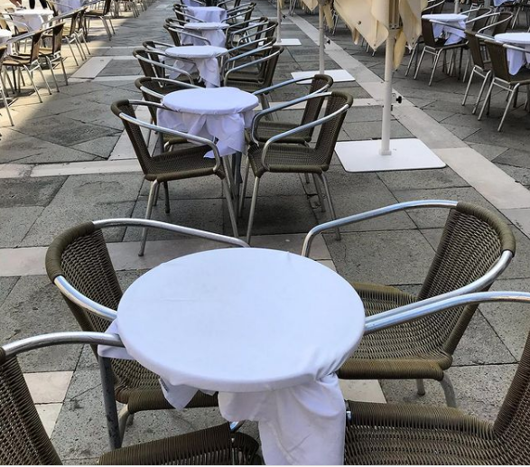 Foto di tavolini di bar dal sito della Regione Toscana