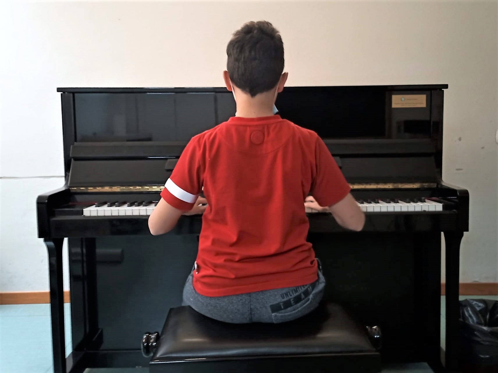 Il pianoforte in dono per la scuola di musica (Fonte foto Comune di Vaiano)