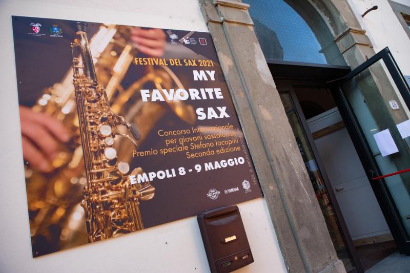 Manifesto 'My favorite sax'  e porta d'ingresso sale del Centro Attività Musicali di Empoli