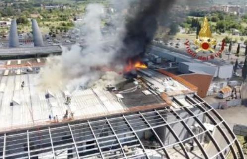 L'incendio sul tetto della Coop di Ponte a Greve