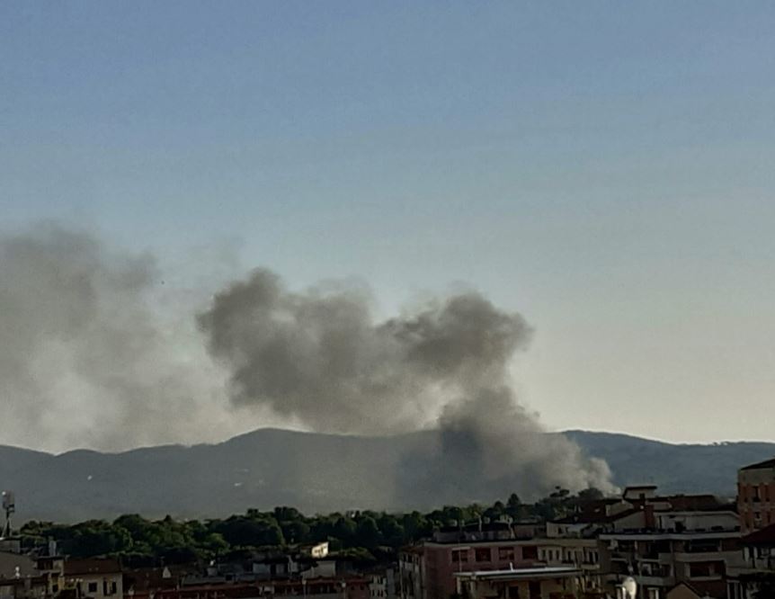 Il fumo dell'incendio alla Coop di Ponte a Greve visto da Firenze (Foto Claudia Nielsen - Met)