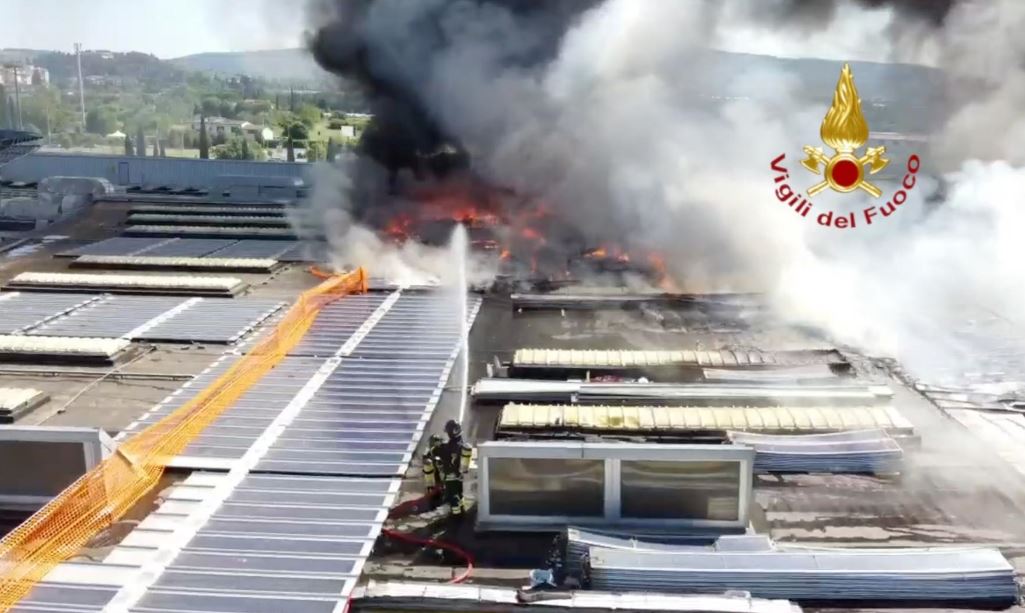 Le operazioni di spegnimento sul tetto della Coop di Ponte a Greve