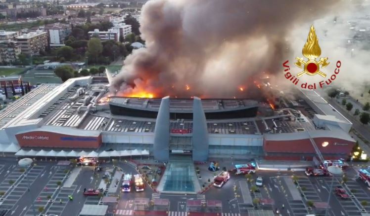 L'incendio sul tetto della Coop di Ponte a Greve alle ore 20.30