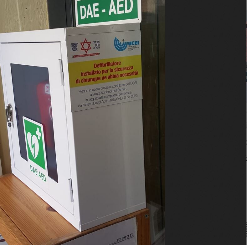 Il defibrillatore all'ingresso della Comunita' Ebraica di Firenze