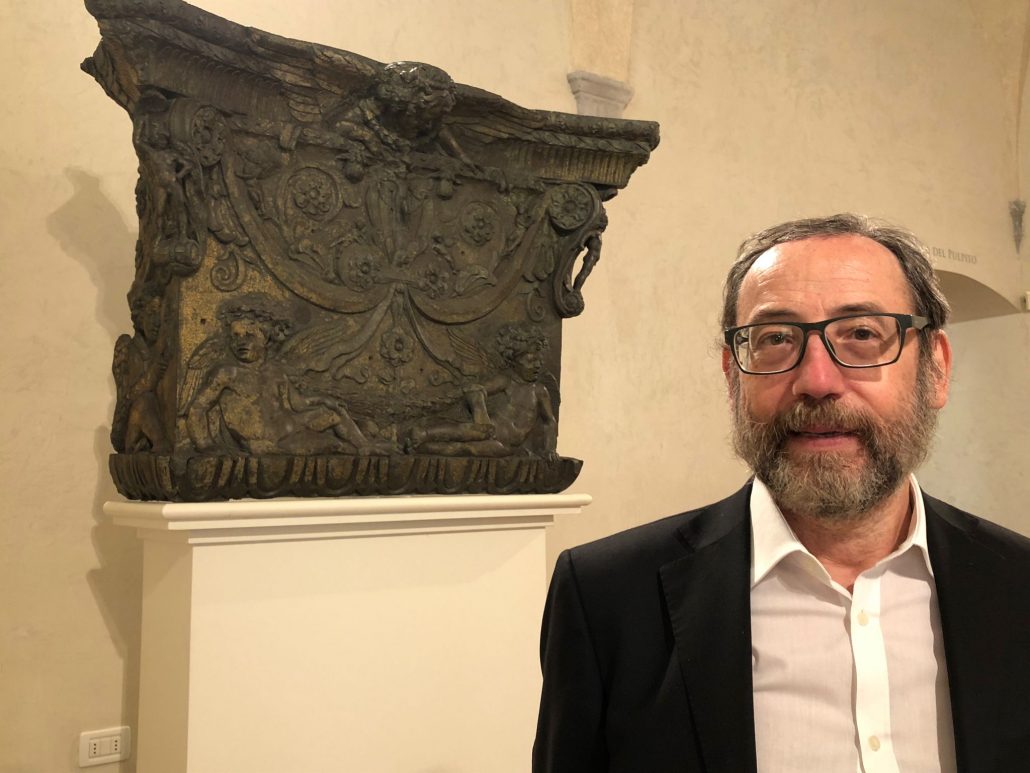 Claudio Cerretelli con il capitello di Donatello e Michelozzo (Fonte foto Diocesi di Prato)