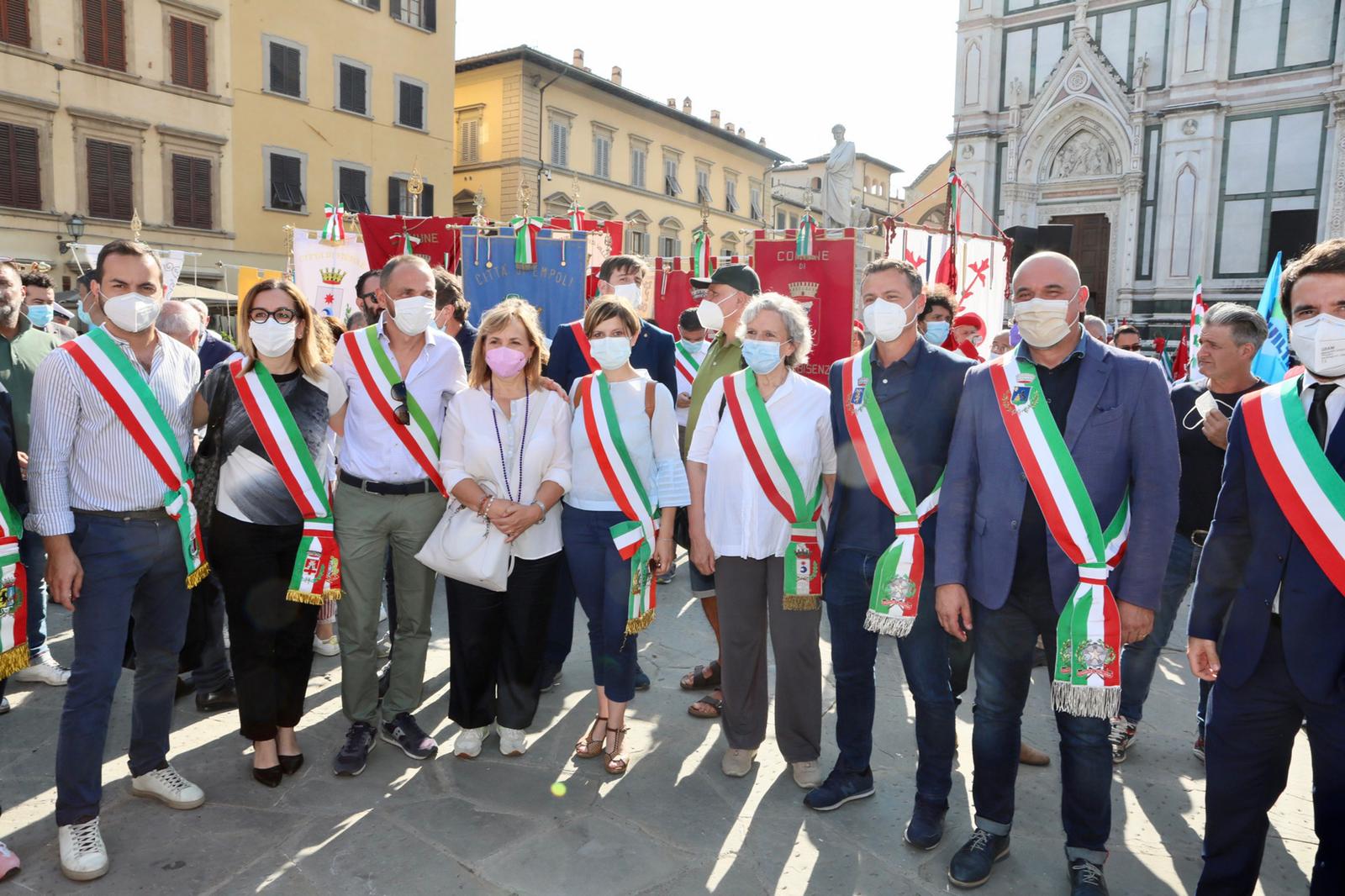 Sindaci dell'Empolese Valdelsa in piazza Santa Croce a Firenze per sostenere le lavoratrici e i lavoratori della GKN
