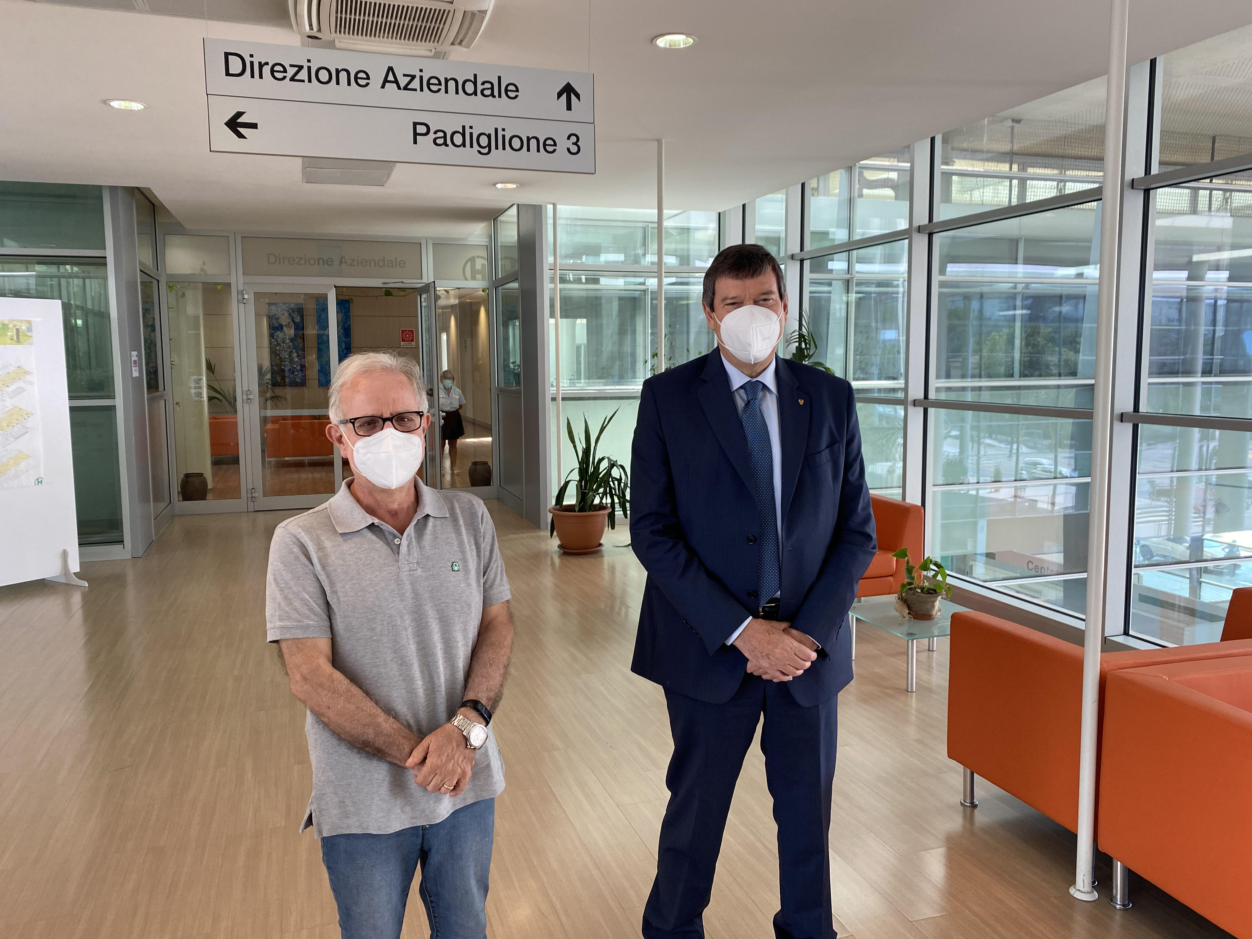 Da sinistrata il dottor Rocco Damone DG di Careggi e il dottor Filippo Santarelli Questore di Firenze all’ingresso della Direzione AOUC (Fonte foto AOU Careggi)