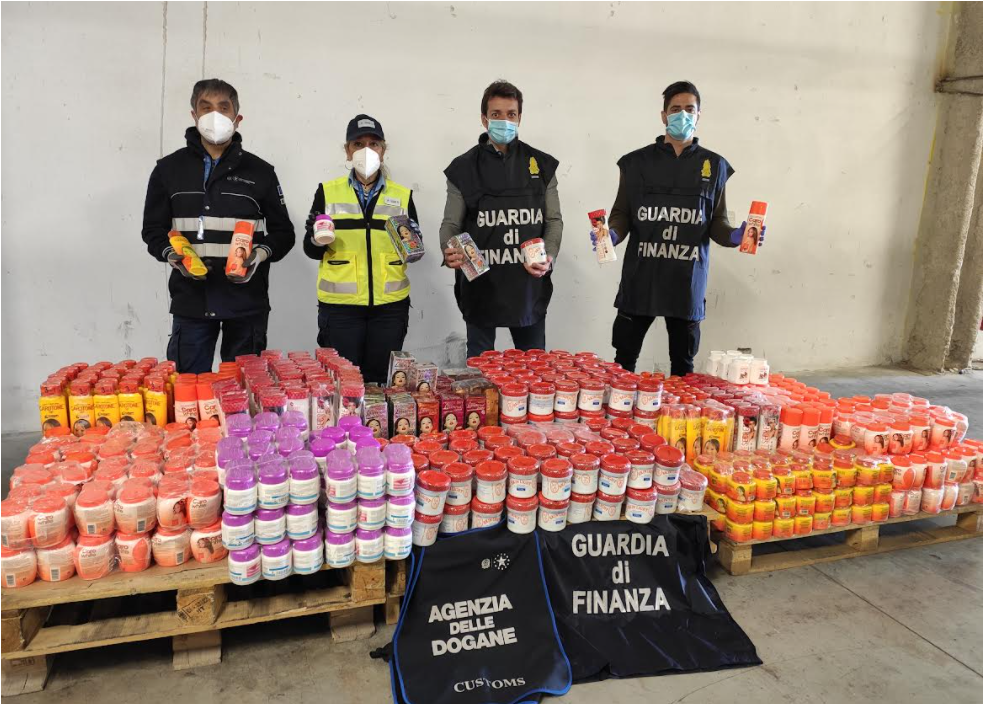 Sequestrati 345 Kg di cosmetici contenenti Idrochinone (Fonte foto Gdf Comando Provinciale di Firenze)