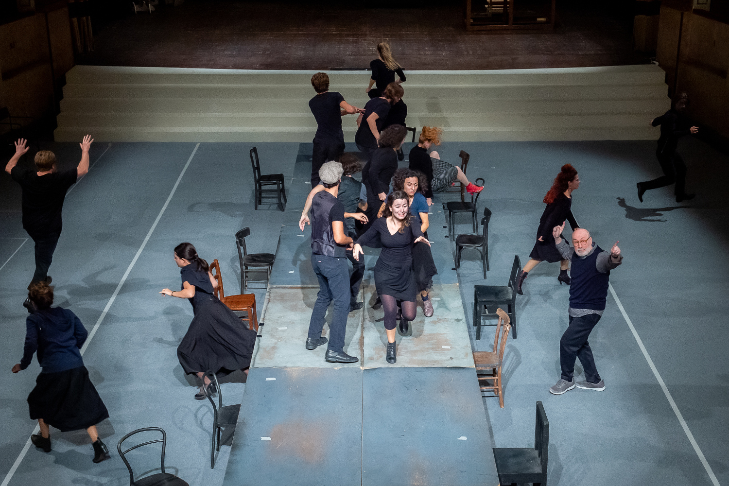 I Nuovi e la Compagnia del Teatro La Comunità durante le prove di The Dubliners_ ph. Filippo Manzini