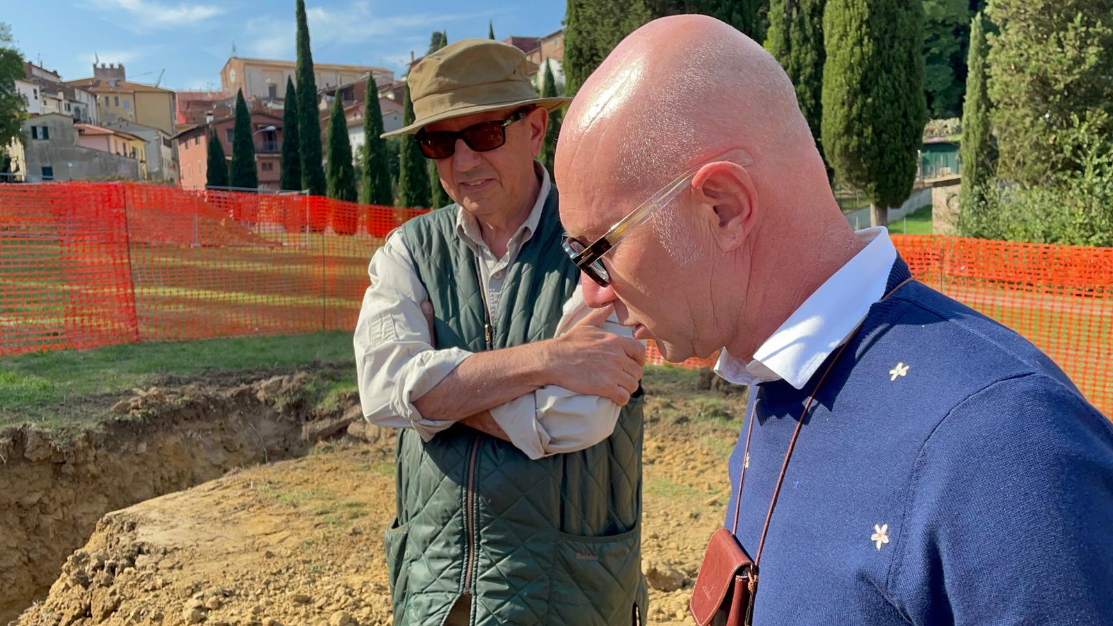 il sindaco Alessio Spinelli, con Andrea Vanni Desideri, nell'area degli scavi per i saggi archeologici (Fonte foto Comune di Fucecchio)