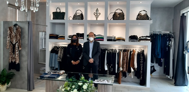 Il sindaco Calamai nel negozio Fashion Style con Giovanna Di Chiara (Fonte foto Comune di Montemurlo)