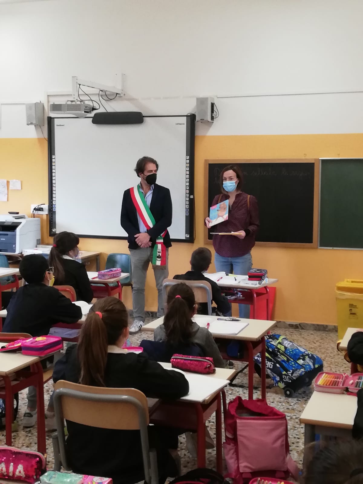 L'assessore Daniele Cei presenta il progetto in una scuola primaria (Fonte foto Comune di Fucecchio)