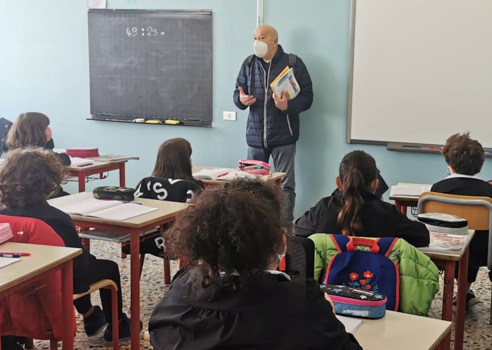  Alberto Masoni di Terzostudio presenta il progetto in una scuola primaria (Fonte foto Comune di Fucecchio)