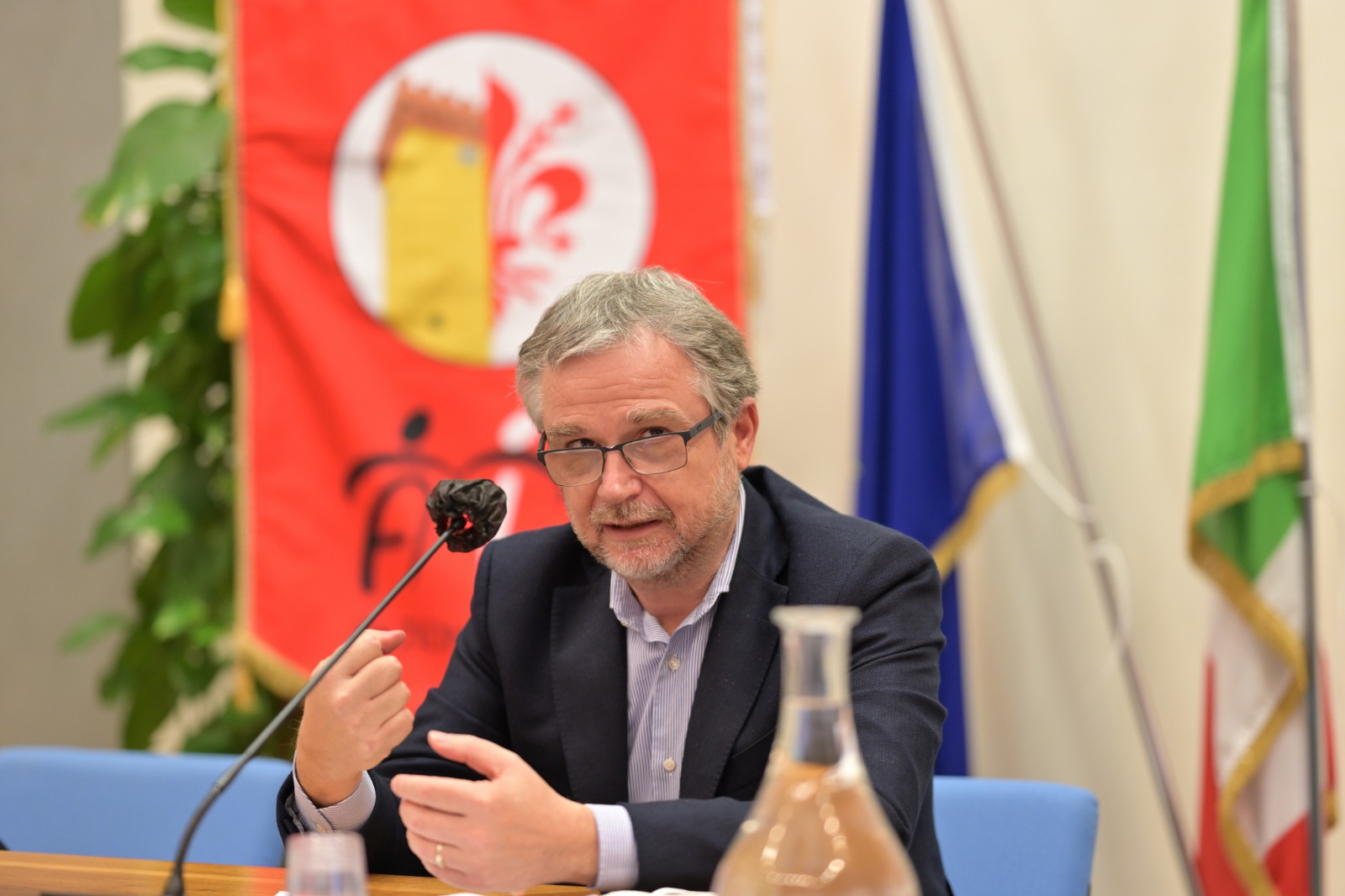 L'assessore Bezzini durante la conferenza stampa (Fonte foto Regione Toscana)