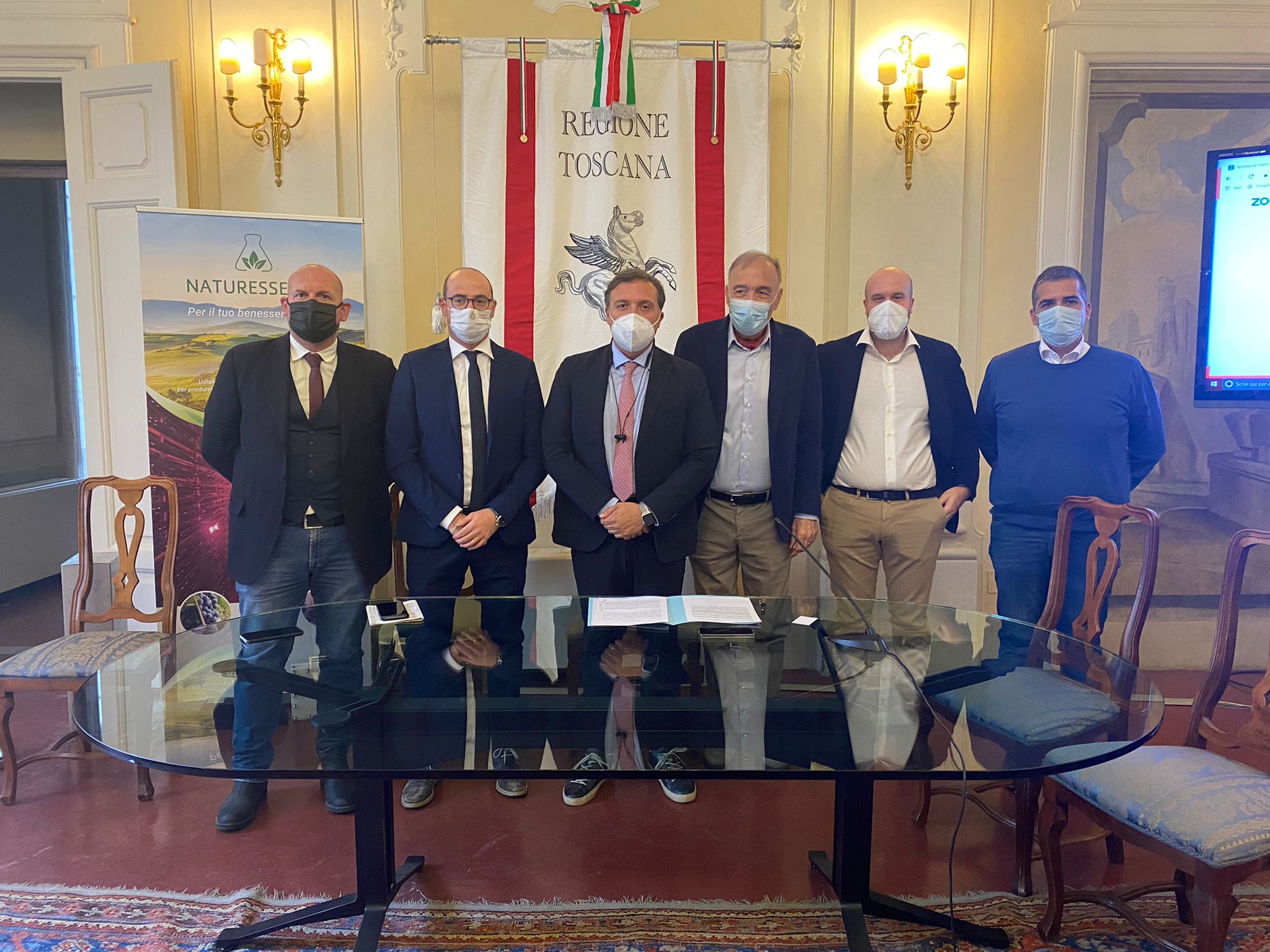 L'assessore Marras con i sindaci e i rappresentanti dell'azienda (Fonte foto Regione Toscana)