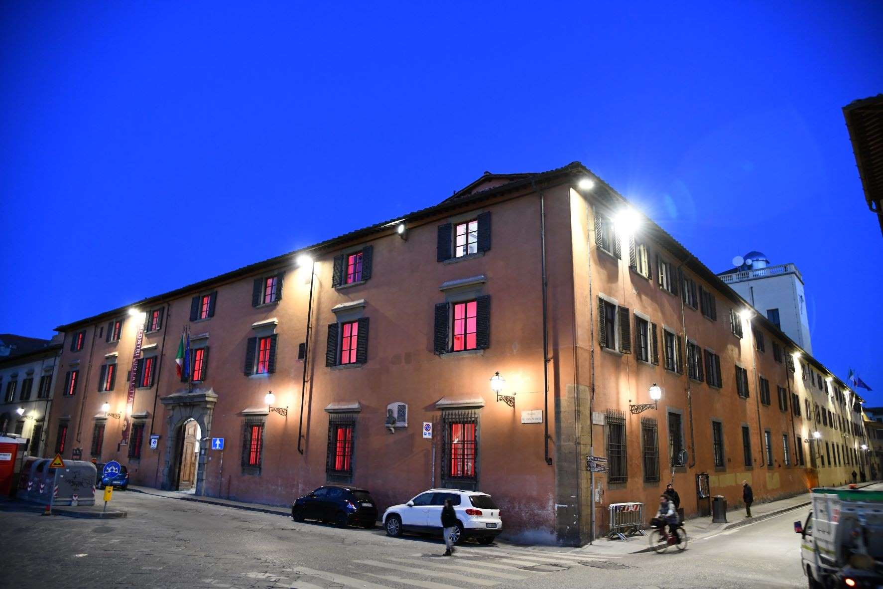 La facciata del rettorato si veste di rosso (Fonte foto Università di Firenze)