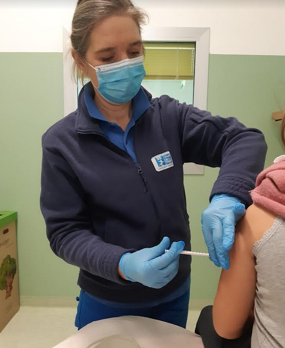 Vaccinazione di una piccola paziente (Fonte foto Ausl Toscana Centro)