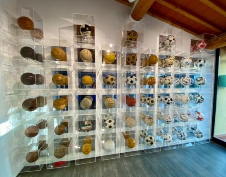 La parete dei palloni al Museo del Calcio