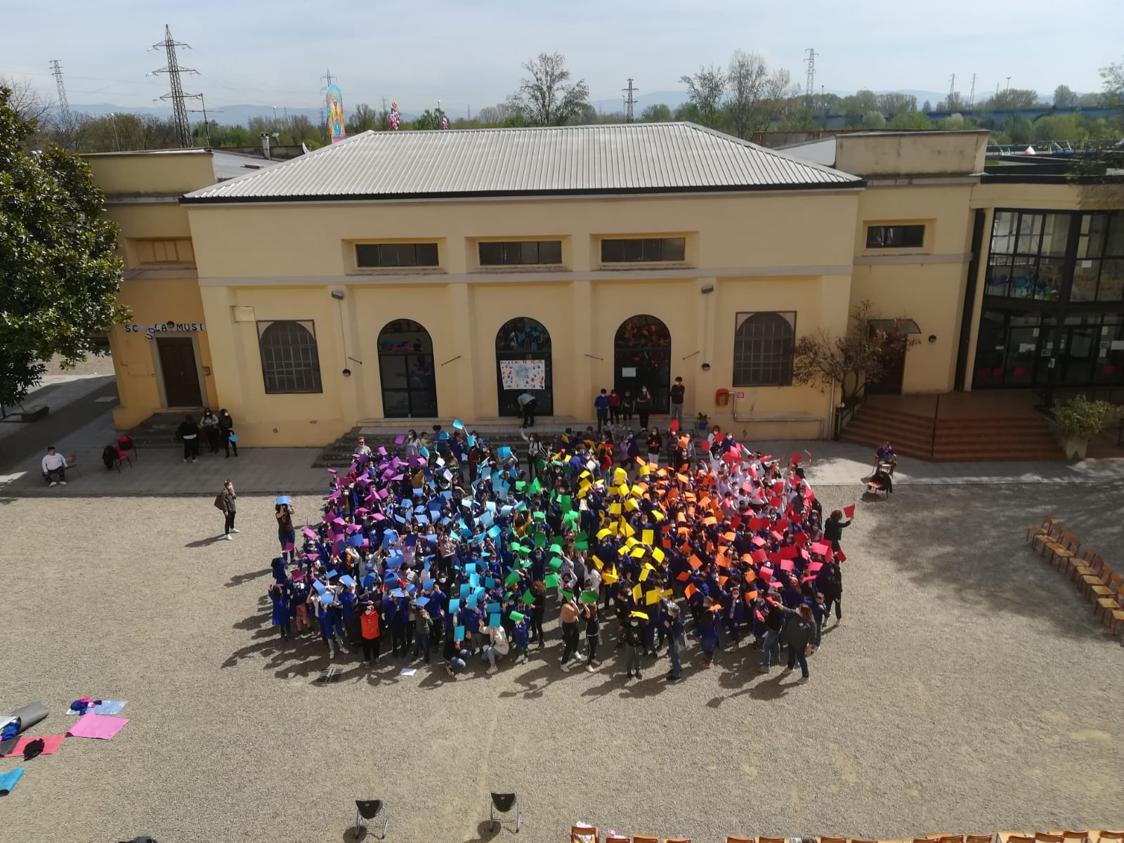 La bandiera per la pace degli alunni della scuola primaria Leonardo da Vinci (Fonte foto Comune di Signa)