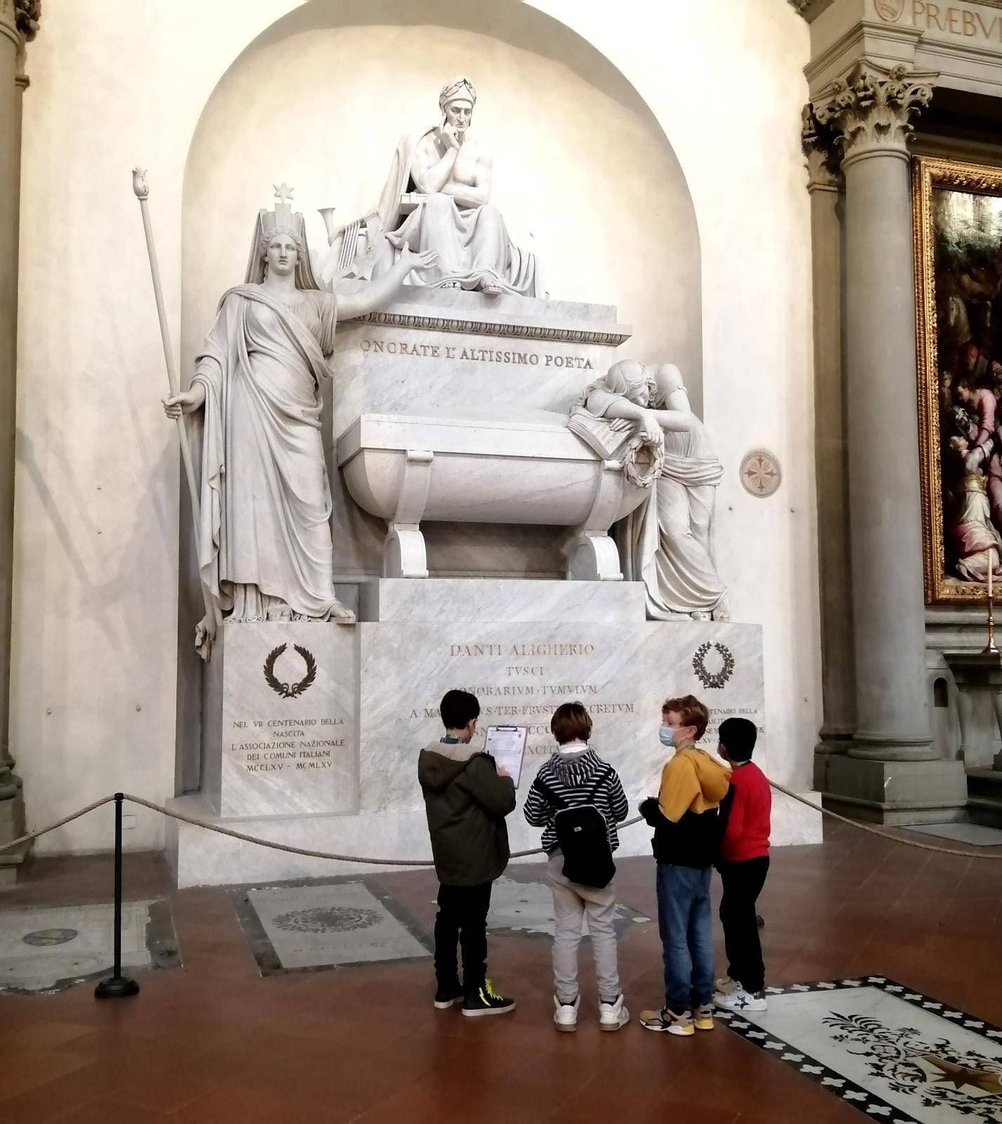 Bambini di fronte al Cenotafio di Dante (Fonte foto Opera di Santa Croce)