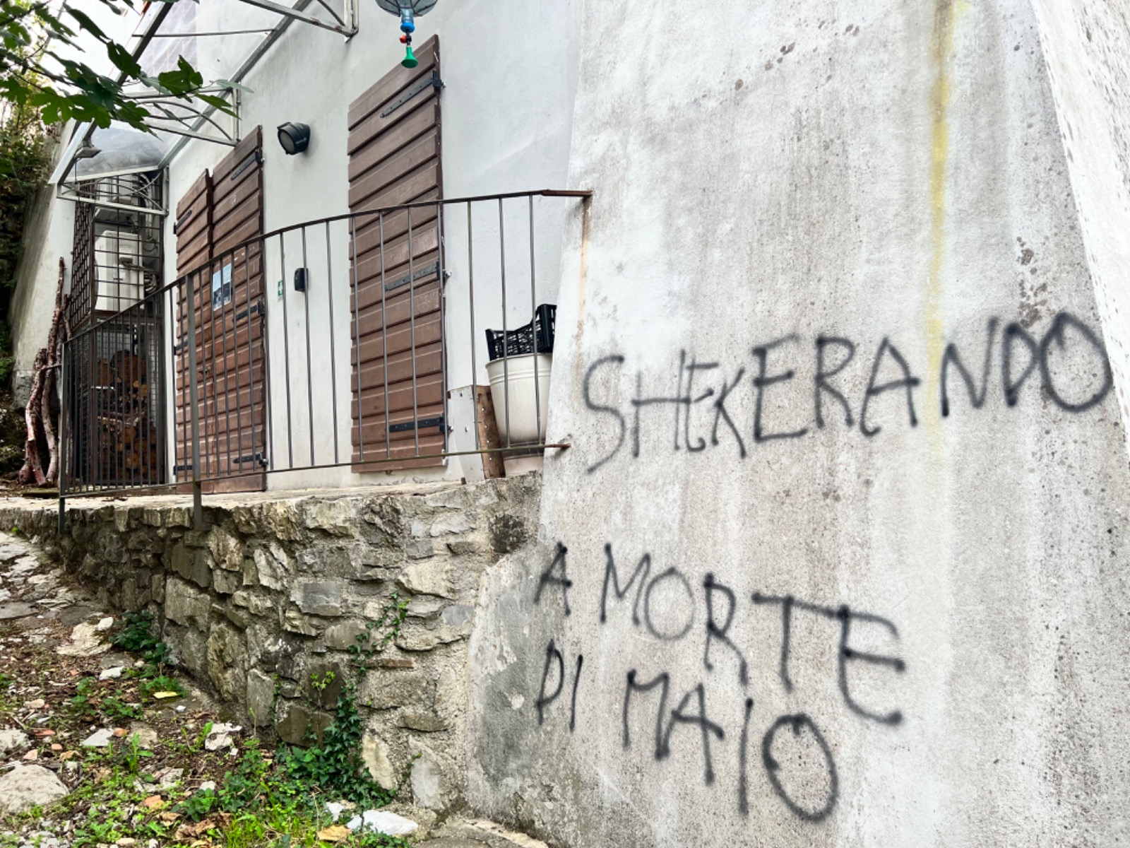 Le scritte vandaliche (Fonte foto Comune di Calenzano)