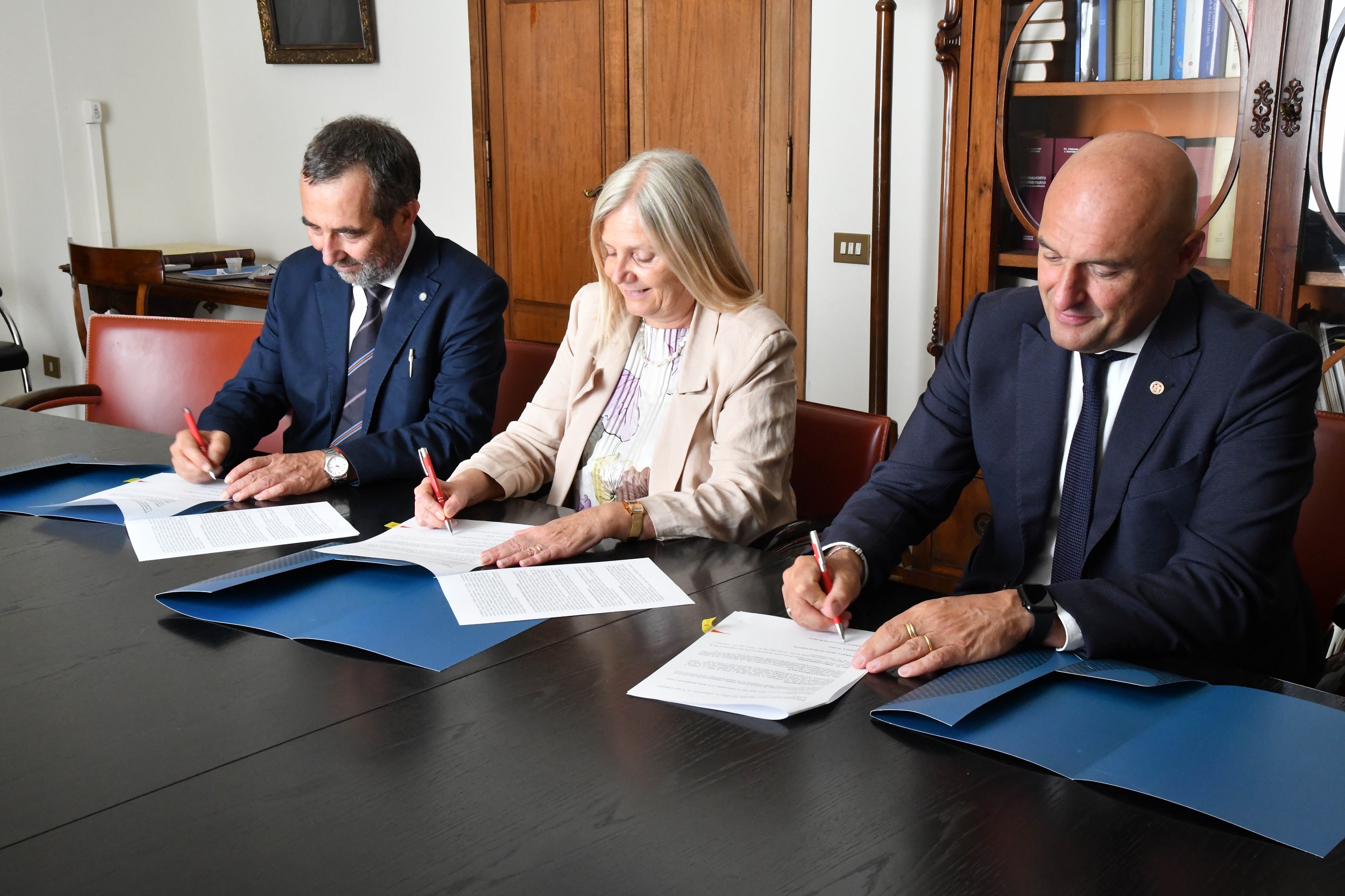 La firma dell'accordo. Da sinistra i rettori Paolo Mancarella, Alessandra Petrucci, Francesco Frati (Fonte foto Università di Firenze)