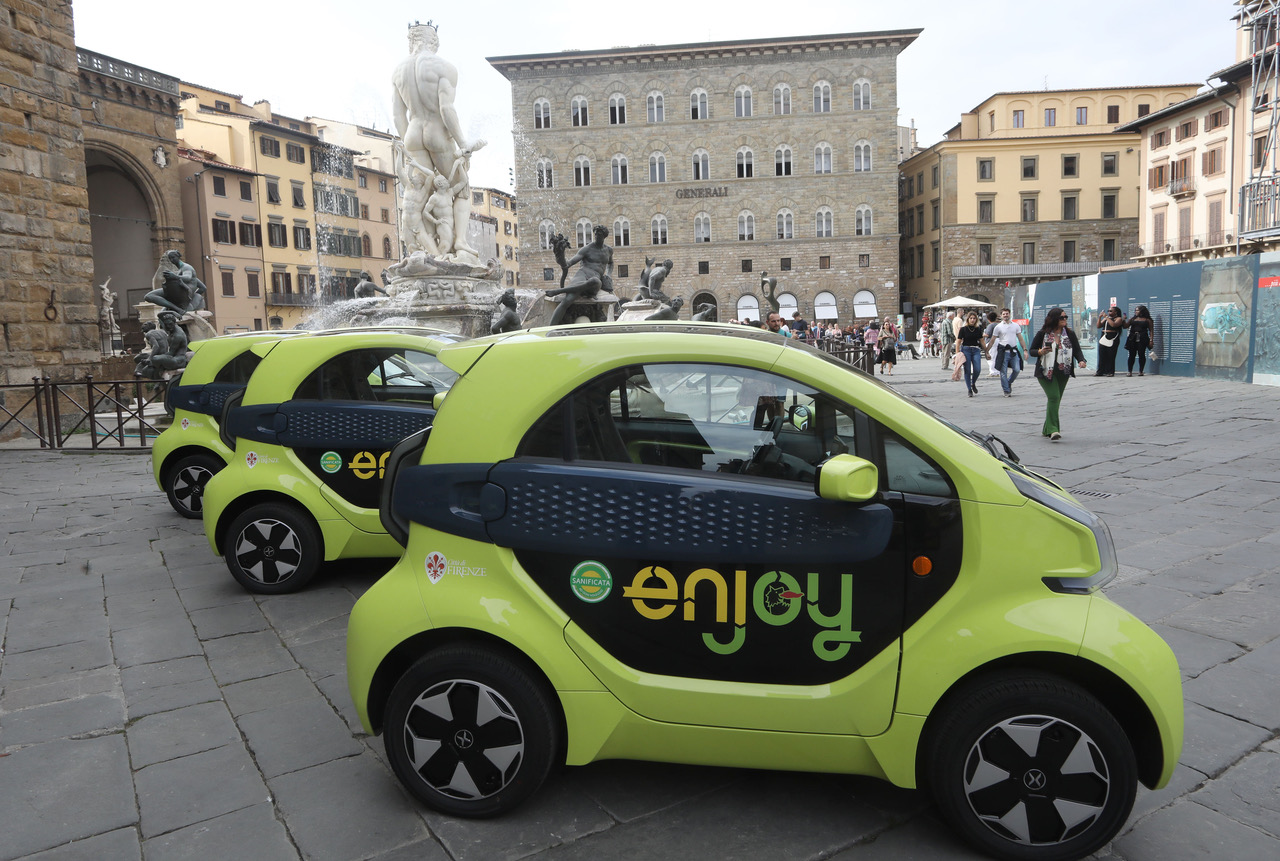 La nuova flotta elettrica Enjoy (Fonte foto Comune di Firenze)