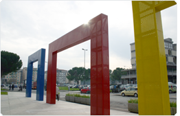 Gli archi colorati al municipio del Comune di Scandicci