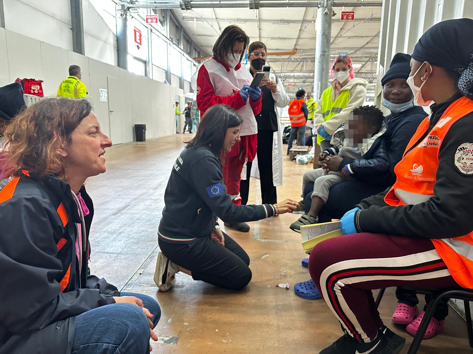 L'accoglienza con i volontari della Protezione Civile (Fonte foto Regione Toscana)