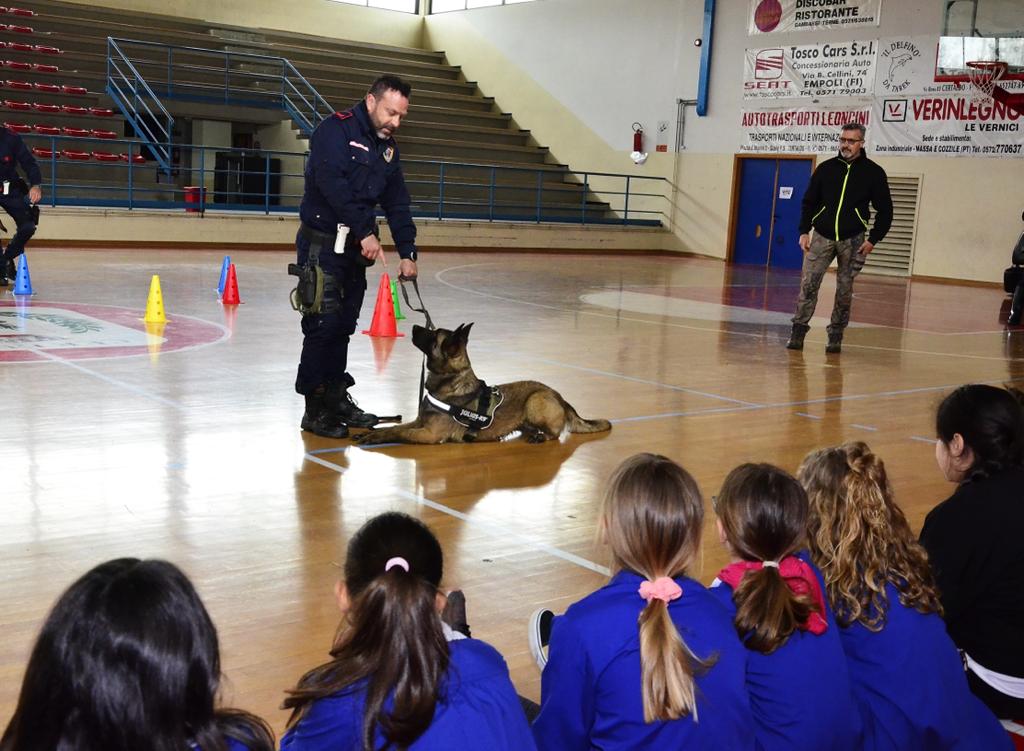 A scuola di sicurezza e dei benefici della pet therapy con la Polizia Municipale e l'Unità Cinofila (Fonte foto Comune di Certaldo)