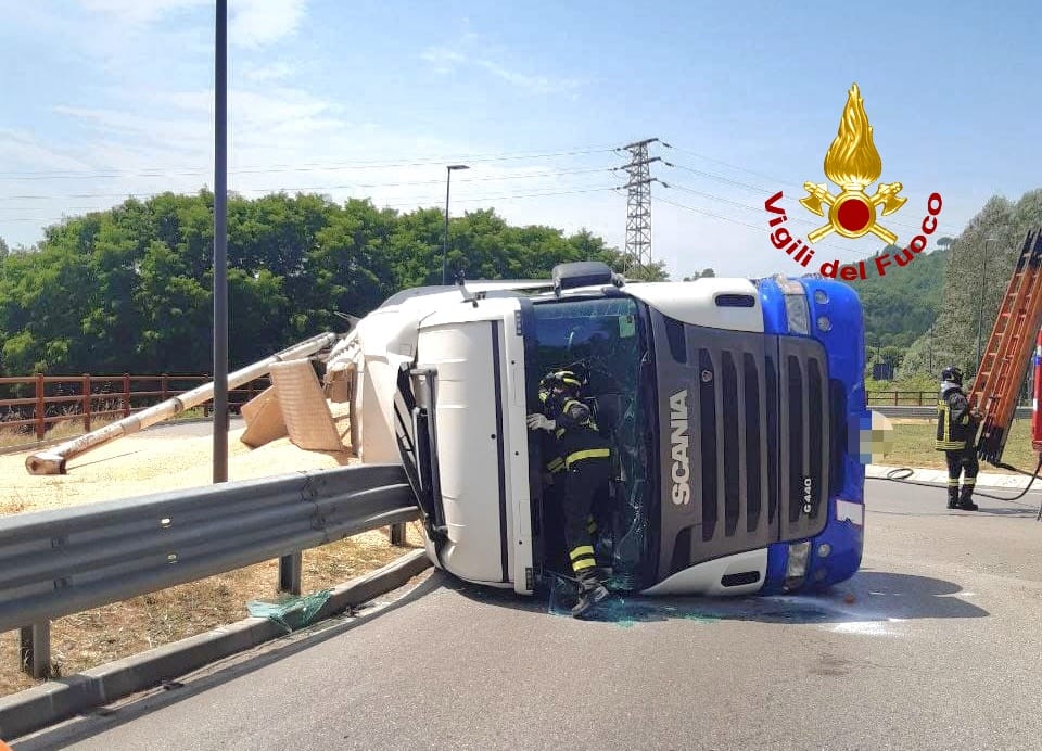 Intervento dei Vigili del Fuoco per incidente stradale di un mezzo pesante ribaltato (Fonte foto Vigili del Fuoco)