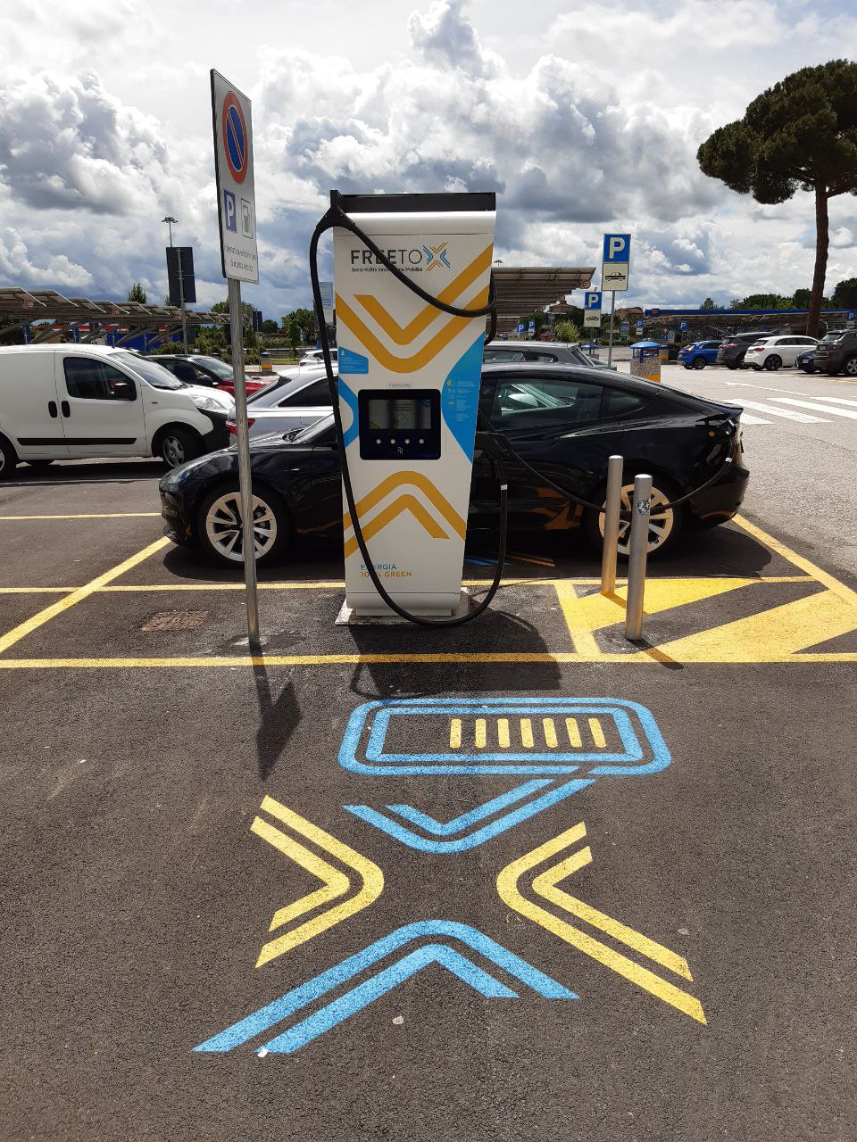 Badia al Pino est. Stazione di ricarica ad alta potenza per veicoli elettrici (Fonte foto Autostrade per l'Italia)