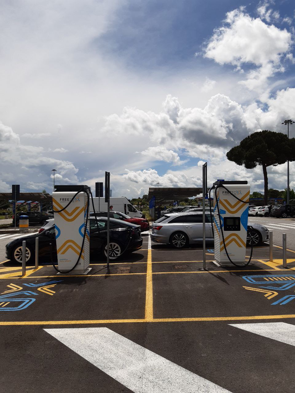 Badia al Pino est. Stazioni di ricarica ad alta potenza per veicoli elettrici (Fonte foto Autostrade per l'Italia)