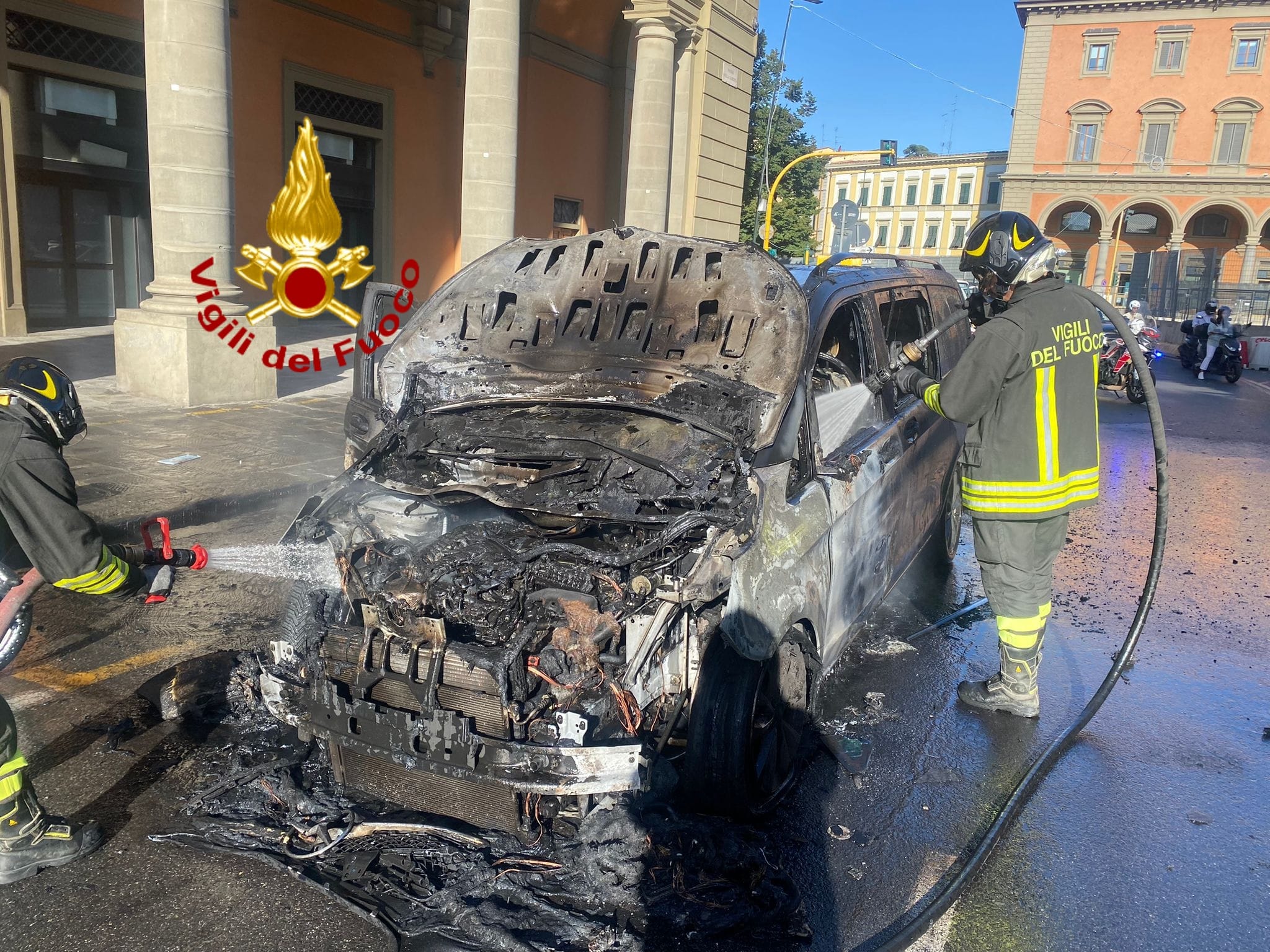 L'auto incendiata (Fonte foto Vigili del Fuoco)