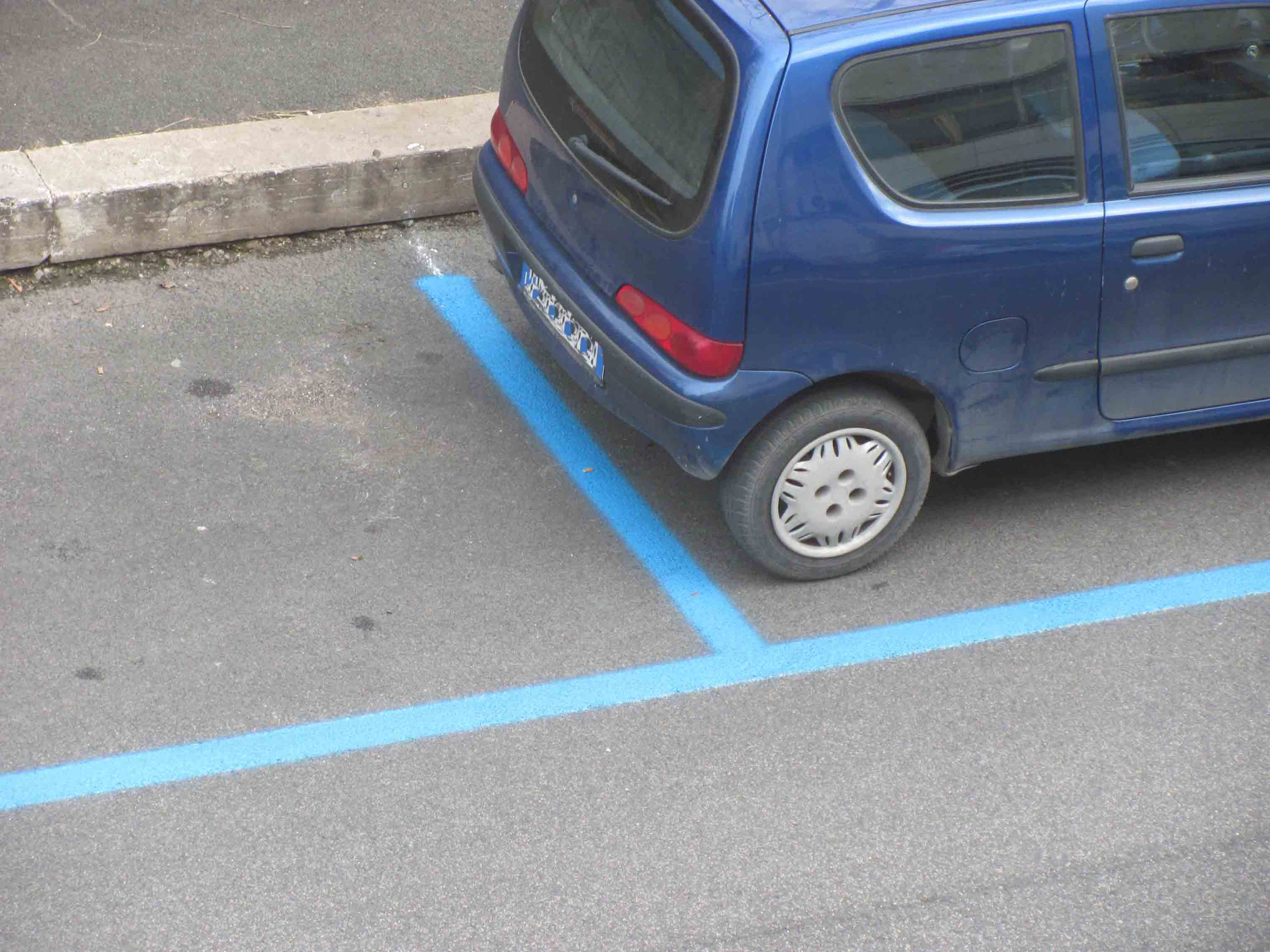 Strisce blu, parcheggi a pagamento (Fonte foto Comune di Certaldo)