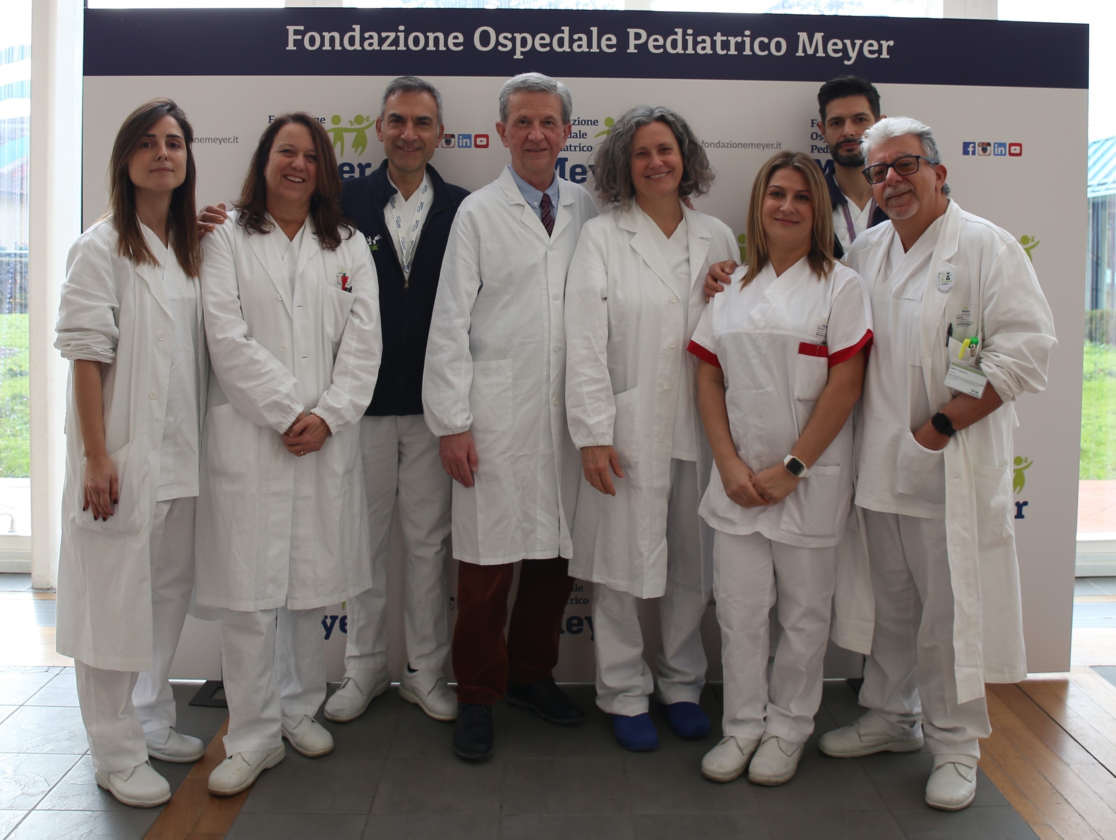 Il team che ha salvato la neonata al Meyer Irccs al centro dottor Biagiotti a fianco prof Morabito (Fonte foto Meyer)
