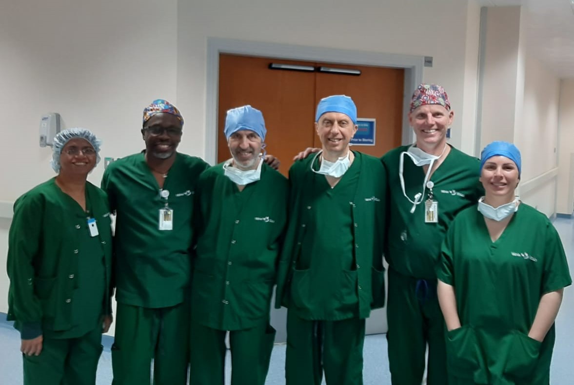 Il team congiunto Gaslini-Meyer insieme agli ortopedici dell'ospedale di Abu Dhabi dove sono in missione (Fonte foto Meyer)