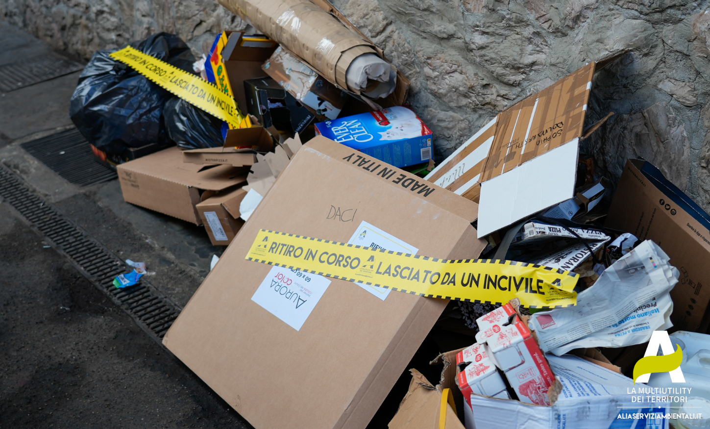 Adesivo sui rifiuti abbandonati ‘Lasciato da un incivile! Ritiro in corso’ (Fonte foto Alia Spa)