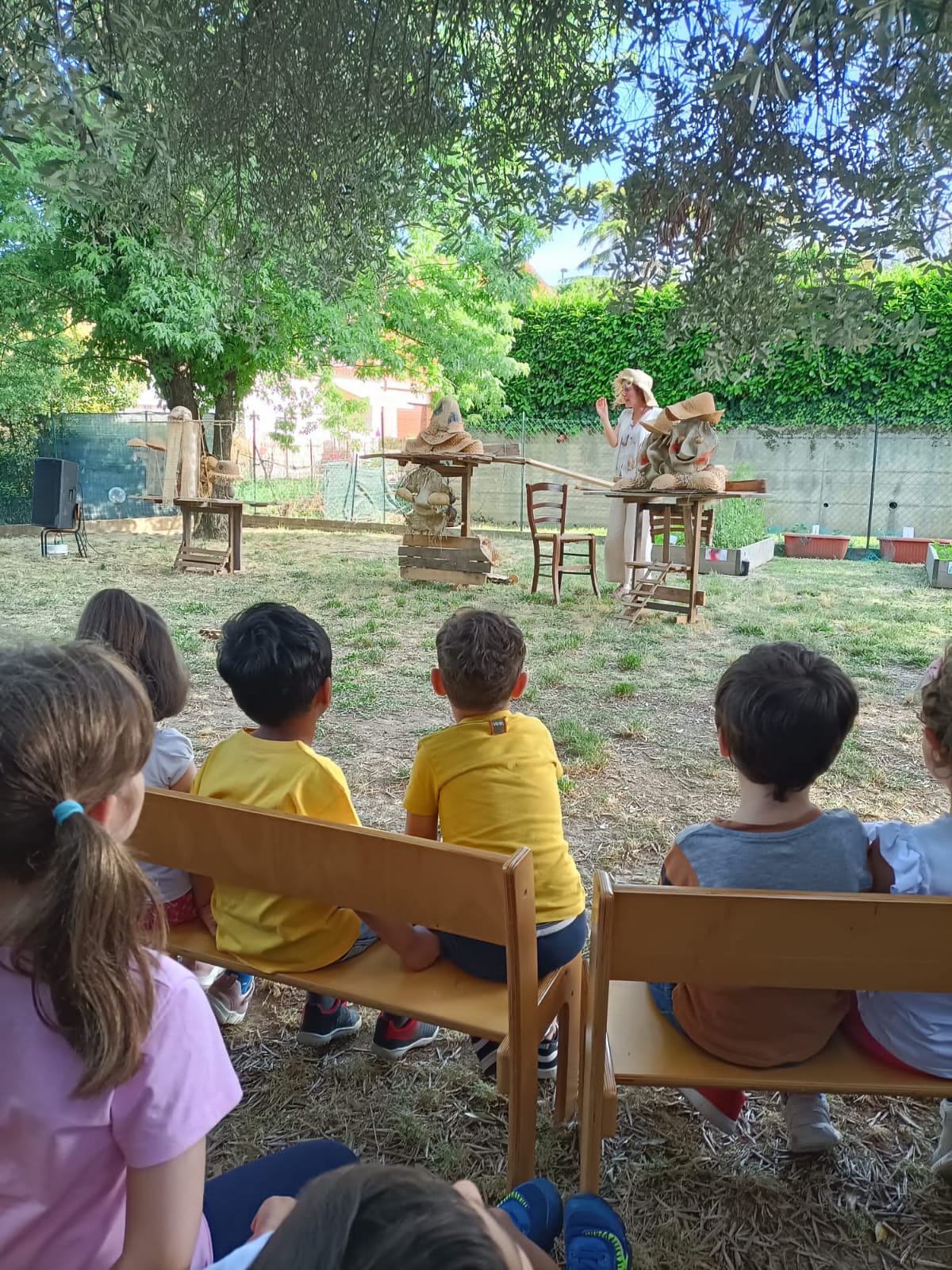 Alla scuola dell’infanzia 'Il Girotondo' uno spettacolo teatrale e due nuovi alberi per celebrare la diversità (Fonte foto Comune di Fucecchio)
